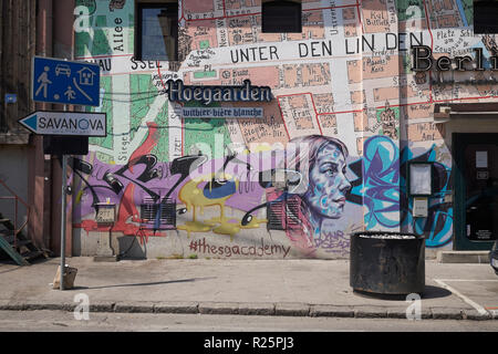 Arte di strada al di fuori del Berliner Bar, Savamala, Belgrado, Serbia. Foto Stock