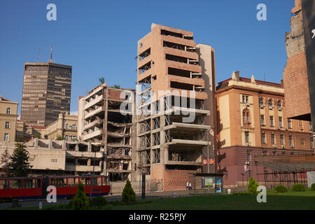 Il danneggiato ex Ministero della Difesa edificio, Belgrado, Serbia, è stato bombardato dagli aerei della NATO durante la guerra del Kosovo nel 1999. Foto Stock