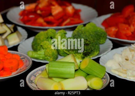 I vari piatti con differenti verdure tritate. Foto Stock