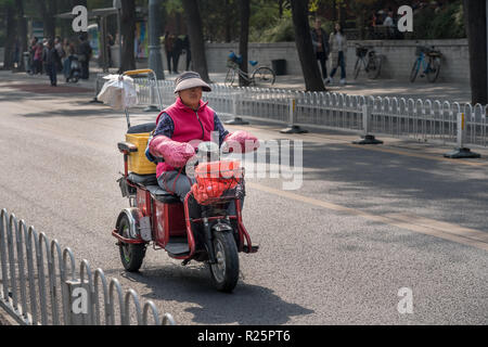 Verde triciclo elettrico per street cleaner a Pechino Foto Stock