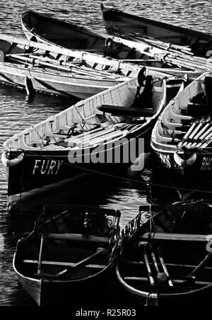 Un abstract immagine raffigurante una selezione di Cornish concerti e altre imbarcazioni a remi ormeggiato sul fiume Tamigi a Richmond Upon Thames, Inghilterra Foto Stock