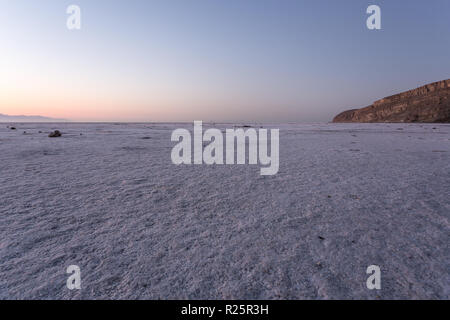 Sunrise over Urmia lago di acqua salata nella regione di nord-ovest dell'Iran. Foto Stock