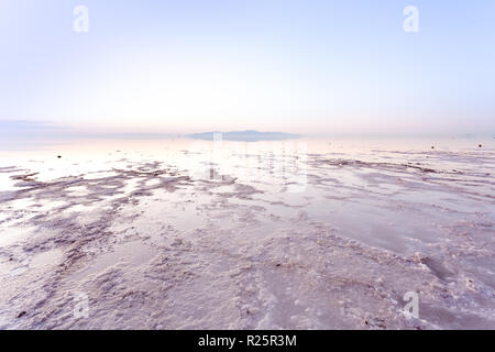 Alba sulle sponde di un lago. Foto Stock