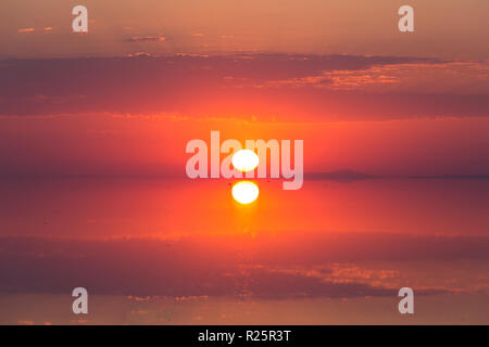 Alba sulle sponde di un lago. Foto Stock