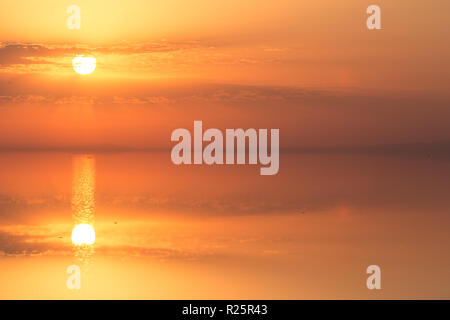 Alba sulle sponde di un lago. Foto Stock