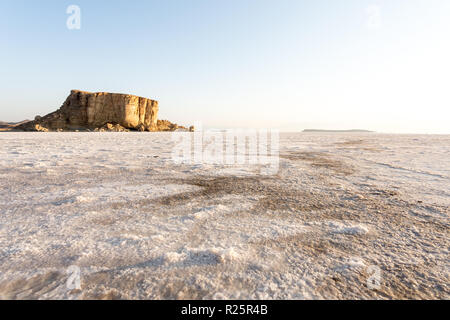 Sunrise over Urmia lago di acqua salata nella regione di nord-ovest dell'Iran. Foto Stock