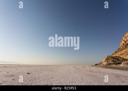 Sunrise over Urmia lago di acqua salata nella regione di nord-ovest dell'Iran. Foto Stock