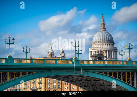 Vista la mitica cattedrale di san Paolo su Southwark Bridge, London, Regno Unito Foto Stock