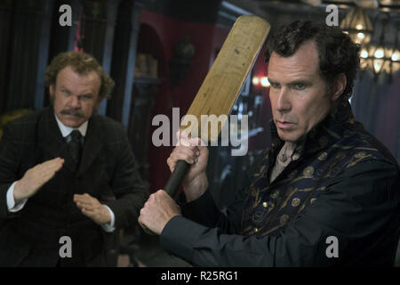 Holmes & Watson è un imminente mistero americano azione commedia film scritto e diretto da ETAN Cohen. Il film stelle Will Ferrell, John C. Reilly, Rebecca Hall, Ralph Fiennes, Rob Brydon, Kelly Macdonald, Lauren Lapkus e Hugh Laurie Questa fotografia è per il solo uso editoriale ed è il copyright del film company e/o il fotografo assegnato dal film o società di produzione e può essere riprodotto solo da pubblicazioni in congiunzione con la promozione del film di cui sopra. Un credito per il film company è richiesto. Il fotografo deve anche essere accreditato quando noto. Foto Stock