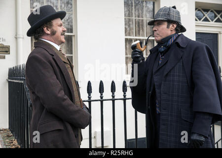 Holmes & Watson è un imminente mistero americano azione commedia film scritto e diretto da ETAN Cohen. Il film stelle Will Ferrell, John C. Reilly, Rebecca Hall, Ralph Fiennes, Rob Brydon, Kelly Macdonald, Lauren Lapkus e Hugh Laurie Questa fotografia è per il solo uso editoriale ed è il copyright del film company e/o il fotografo assegnato dal film o società di produzione e può essere riprodotto solo da pubblicazioni in congiunzione con la promozione del film di cui sopra. Un credito per il film company è richiesto. Il fotografo deve anche essere accreditato quando noto. Foto Stock