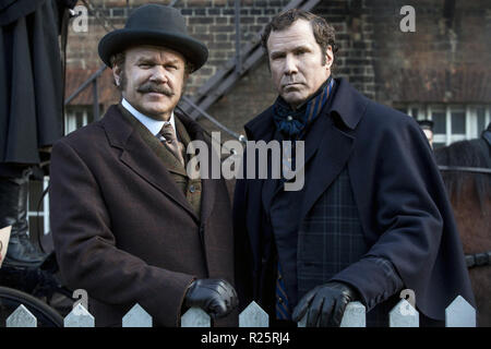 Holmes & Watson è un imminente mistero americano azione commedia film scritto e diretto da ETAN Cohen. Il film stelle Will Ferrell, John C. Reilly, Rebecca Hall, Ralph Fiennes, Rob Brydon, Kelly Macdonald, Lauren Lapkus e Hugh Laurie Questa fotografia è per il solo uso editoriale ed è il copyright del film company e/o il fotografo assegnato dal film o società di produzione e può essere riprodotto solo da pubblicazioni in congiunzione con la promozione del film di cui sopra. Un credito per il film company è richiesto. Il fotografo deve anche essere accreditato quando noto. Foto Stock