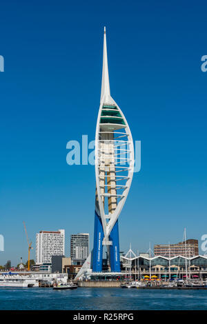 La spinnaker tower al Gunwharf Quays shopping center retail outlet in Portsmouth Porto, Portsmouth, Regno Unito. Foto Stock