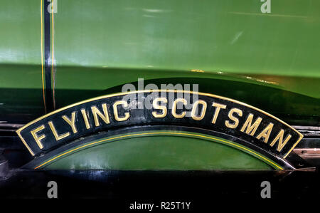 Targa dati sul lato del Flying Scotsman, National Railway Museum di York, Inghilterra, Regno Unito. LNER Foto Stock