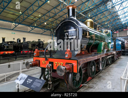 Sud Orientale e Chatham Railway D Classe locomotiva a vapore n. 737 nella grande hall, il museo nazionale delle ferrovie, York, Inghilterra. Foto Stock