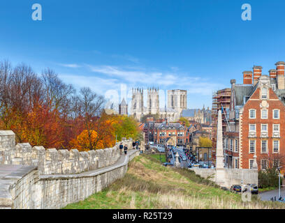 Le mura della città di York. Ammira la passeggiata lungo il muro di York verso la cattedrale di York, York, Inghilterra, Regno Unito Foto Stock