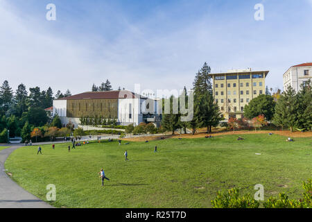 Novembre 19, 2017 Berkeley/CA/USA - persone a giocare e sdraiati su un prato verde nel campus universitario in una giornata di sole Foto Stock