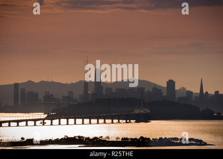 Il quartiere finanziario di San Francisco new skyline come si vede al tramonto attraverso la baia Foto Stock