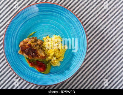 In casa cotto al forno cosce di pollo con riso rosso e verde salse Foto Stock