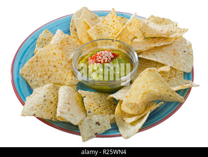 Mexican nachos con salsa guacamole e Salsa ketchup blu sulla piastra ceramica. Isolato su sfondo bianco Foto Stock