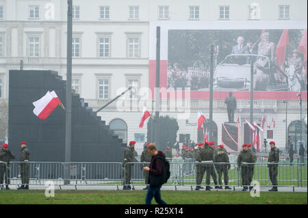 Gendarmeria militare nella parte anteriore del monumento al Presidente Lech Kaczynski e 2010 Polish Air Force Tu-154 crash monumento su Giuseppe piazza Pilsudski a Wa Foto Stock