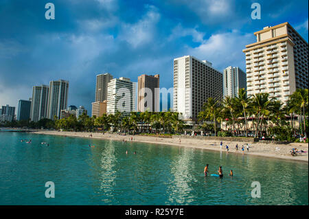 Alto hotel sulla spiaggia di Waikiki di Oahu, Hawaii, STATI UNITI D'AMERICA Foto Stock
