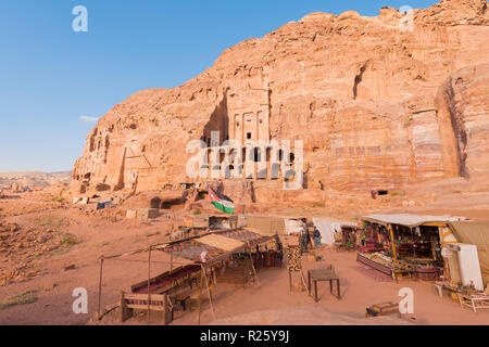 Bancarelle con souvenir, tombe reali, città Nabataean Petra, vicino a Wadi Musa, Giordania Foto Stock