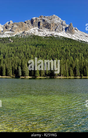 Vista sul Lago di Misurina, con fitte foreste di montagna, la gamma della montagna Cadini di Misurina, provincia di Belluno, Italia Foto Stock