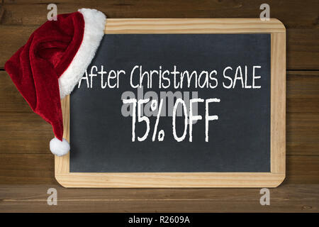 Dopo Natale vendita segno sulla lavagna nera con il rosso e bianco fur Santa hat Foto Stock