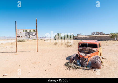 Auto rottamata, affissioni, cartello stradale, Solitaire, Namibia Foto Stock