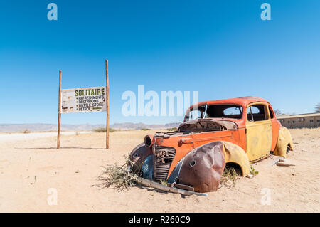 Auto rottamata, affissioni, cartello stradale, Solitaire, Namibia Foto Stock