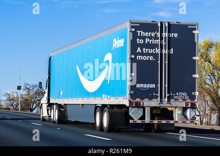 Marzo 22, 2018 Stockton / CA / STATI UNITI D'AMERICA - Amazon carrello guida su autostrada, il grande primo logo stampato sul lato Foto Stock