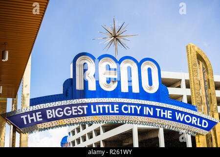 Marzo 25, 2018 Reno / Nevada / STATI UNITI D'AMERICA - Il Reno arco su un soleggiato ma moody giorno, con luce di neve che cade dal passare nubi Foto Stock