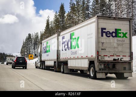 Marzo 22, 2018 Truckee / CA / STATI UNITI D'AMERICA - Fedex Ground carrello attraversando la Sierra Mountains dal Nevada alla California sulla Interstate Foto Stock