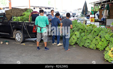 Vendita di organica frutta naturale, banane nel mercato tradizionale nel nord della Thailandia Foto Stock