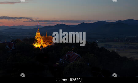 Thailandia tempio Wat Phra That Doi Saket con la gigantesca statua del Buddha su sfondo paesaggio natura Thailandia Chiang Mai Foto Stock