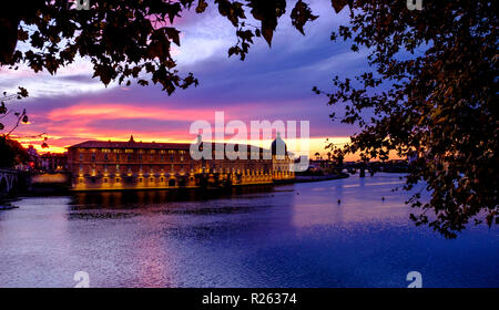 Il fiume Garonne e il Musée de l'Histoire de la médecine (Medical History Museum) al tramonto, Toulouse, Francia Foto Stock