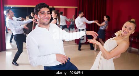 Adulti coppie danzanti godendo di danza attivo in studio moderno Foto Stock