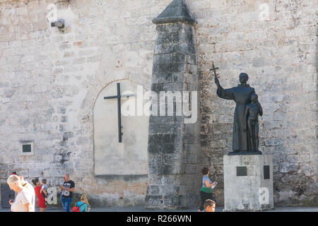 L'Avana, Cuba - Gennaio 16, 2017: Statua di fra Junipero Serra a l'Avana. San Francisco square a l'Avana Vecchia, un famoso punto di riferimento turistico sul colon Foto Stock