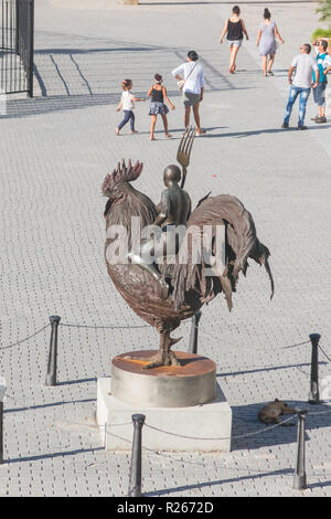 L'Avana, Cuba - Gennaio 16, 2017: Gallo statua da Roberto Fabelo, nella storica Piazza Vecchia o Plaza Vieja nel quartiere coloniale di vecchi Havan Foto Stock