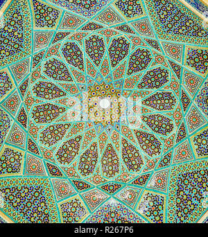 Close-up di intricati persiano di Mosaico pattern della cupola del padiglione aperto di Hafez tomba, Shiraz, Iran. Foto Stock