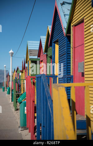 Cabine colorate a St James Beach, Sud Africa Foto Stock