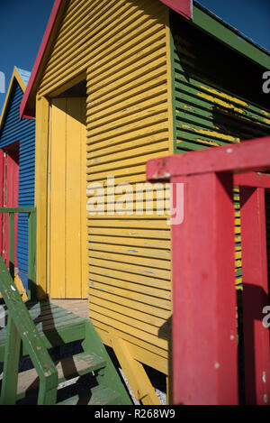 Cabine colorate a St James Beach, Sud Africa Foto Stock