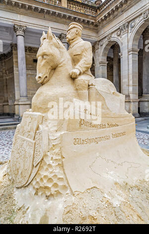 Tomas Garrigue Masaryk la scultura di sabbia sul colonnato Mill, Karlovy Vary, Repubblica Ceca. Destinazione di viaggio. Oggetto artistico. Foto Stock