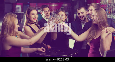 Contenti i colleghi ballare sulla corporate party con cocktail Foto Stock