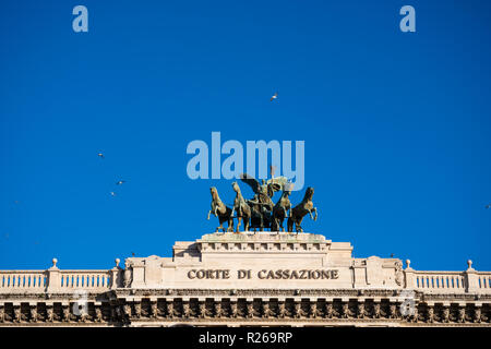 La statua della dea della vittoria su la costruzione del Palazzo di Giustizia in Roma, Italia Foto Stock