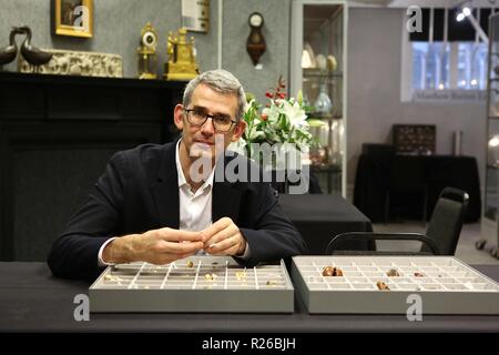 Artista Edmund De Waal mettendo in mostra la sua collezione personale di molto rari Netsuke giapponese sculture , davanti a loro aste su Mercoledì Foto Stock