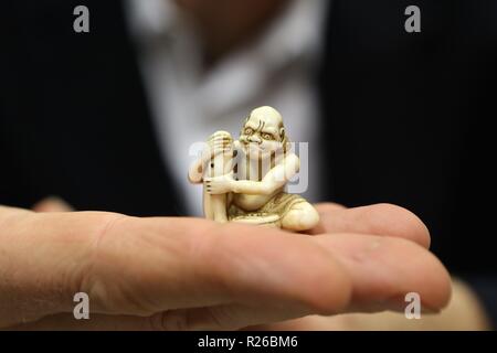 Artista Edmund De Waal mettendo in mostra la sua collezione personale di molto rari Netsuke giapponese sculture , davanti a loro aste su Mercoledì Foto Stock