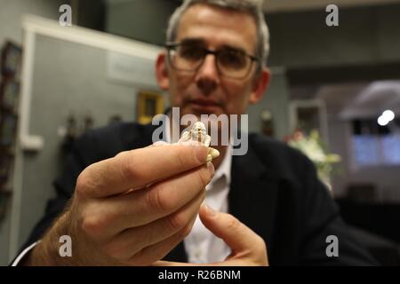 Artista Edmund De Waal mettendo in mostra la sua collezione personale di molto rari Netsuke giapponese sculture , davanti a loro aste su Mercoledì Foto Stock