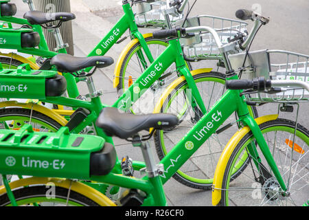 Biciclette elettriche Limebike Dockless Lime nel centro di Sydney, NSW, Australia Foto Stock