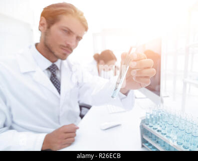 Occupato un gruppo di ricercatori di effettuare esperimenti Foto Stock